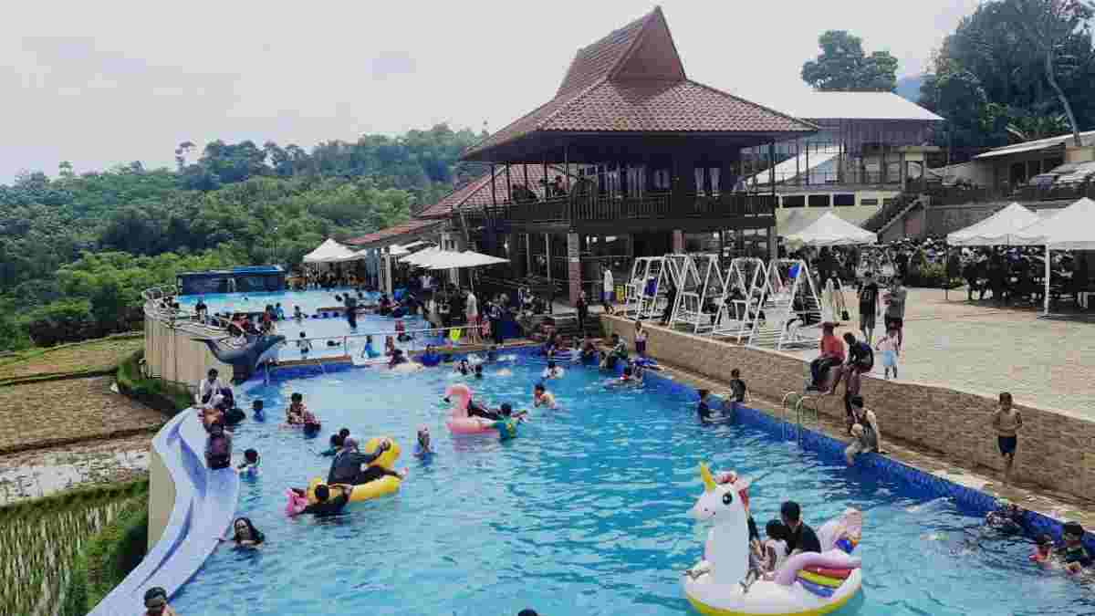 Kolam Renang Villa Jeep Pasir Bungur Bandung