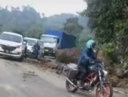 Longsor Batu Timbun Jalan Cadas Pangeran Sumedang