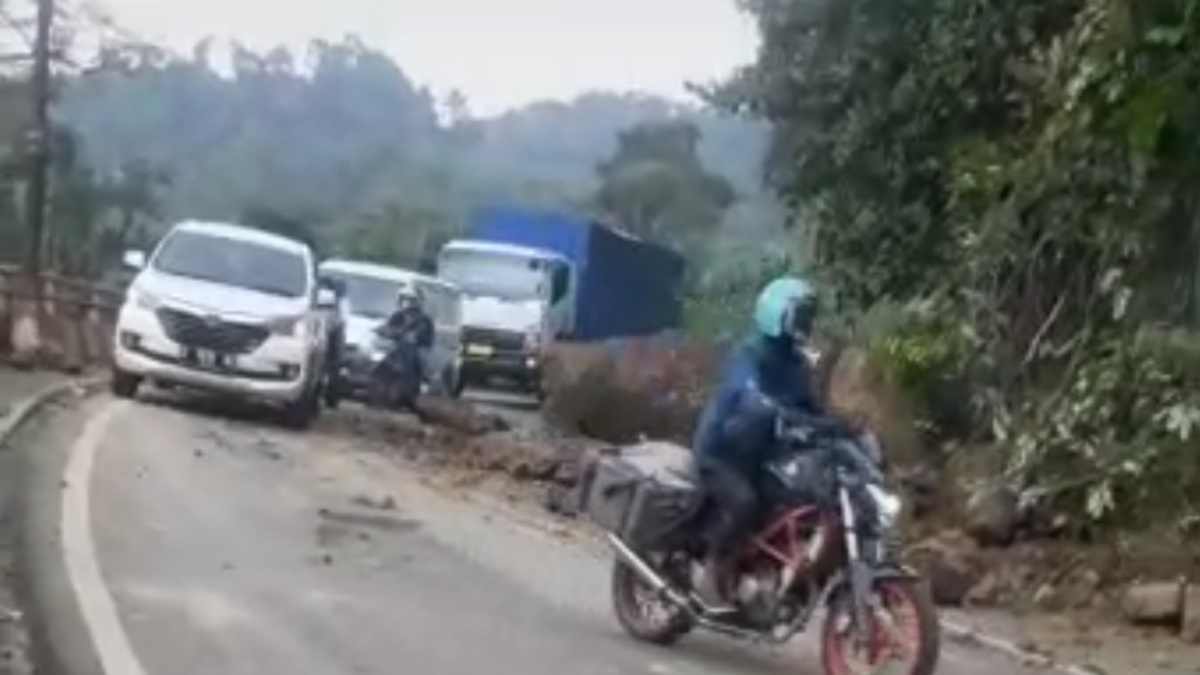 Longsor Batu Timbun Jalan Cadas Pangeran Sumedang