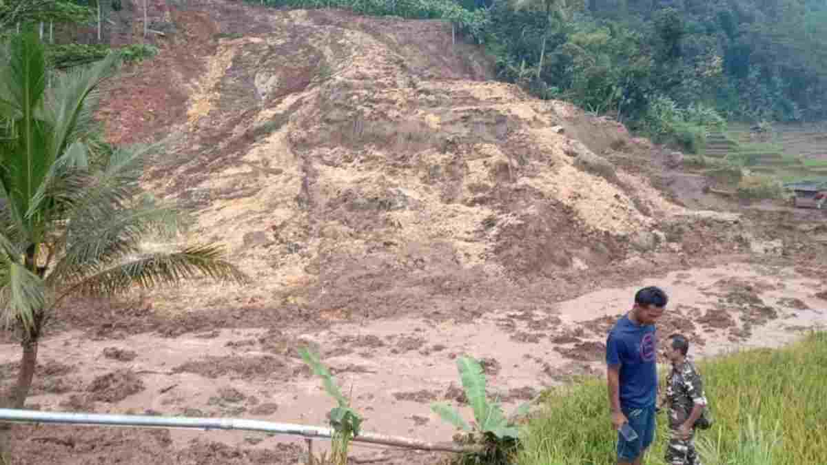 Material Longsor di Ciherang Sumedang Tutup Aliran Sungai Cipongkor