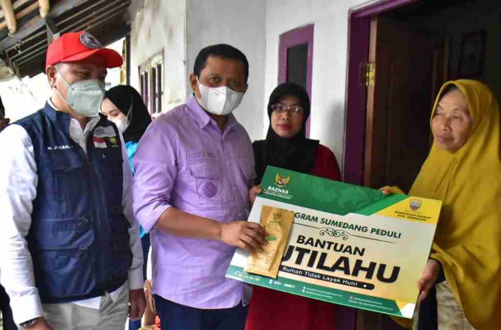 Hari Jadi ke-30 Cibugel Sumedang, Mak Cicih Dapat Bantuan Dana Rutilahu