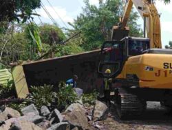 Truk Terguling di Tomo Sumedang