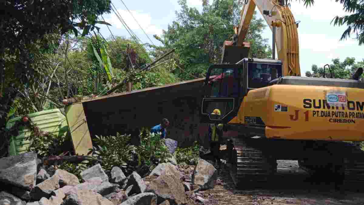 Truk Pengangkut Batu Terguling di Tomo Sumedang