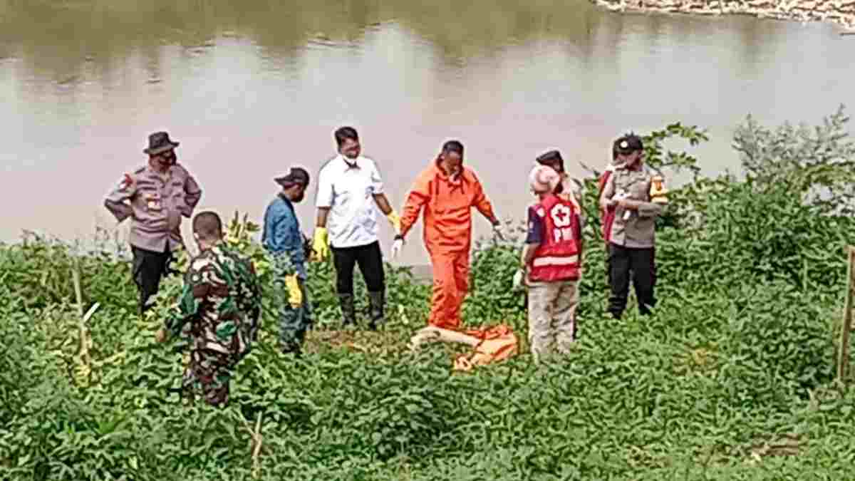 Ada Mayat Pakai Baju Koko di Tumpukkan Sampah Waduk Jatigede Sumedang