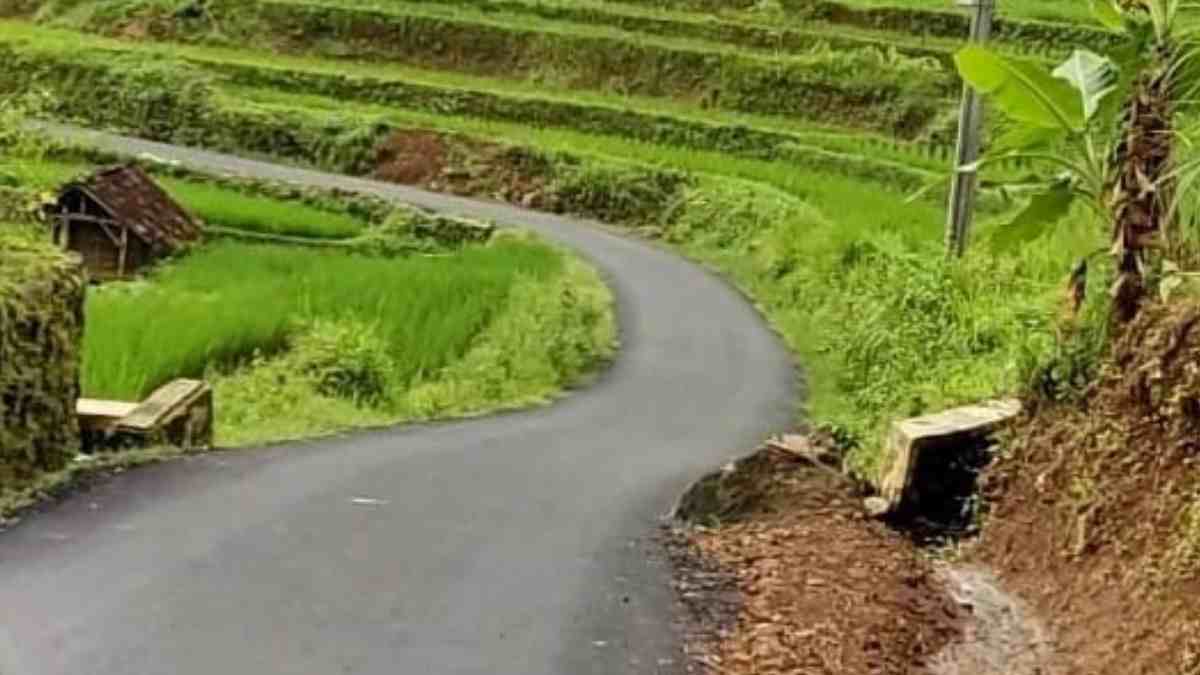 Jalan Cigembong-Batugara Ganeas Sumedang Mulus