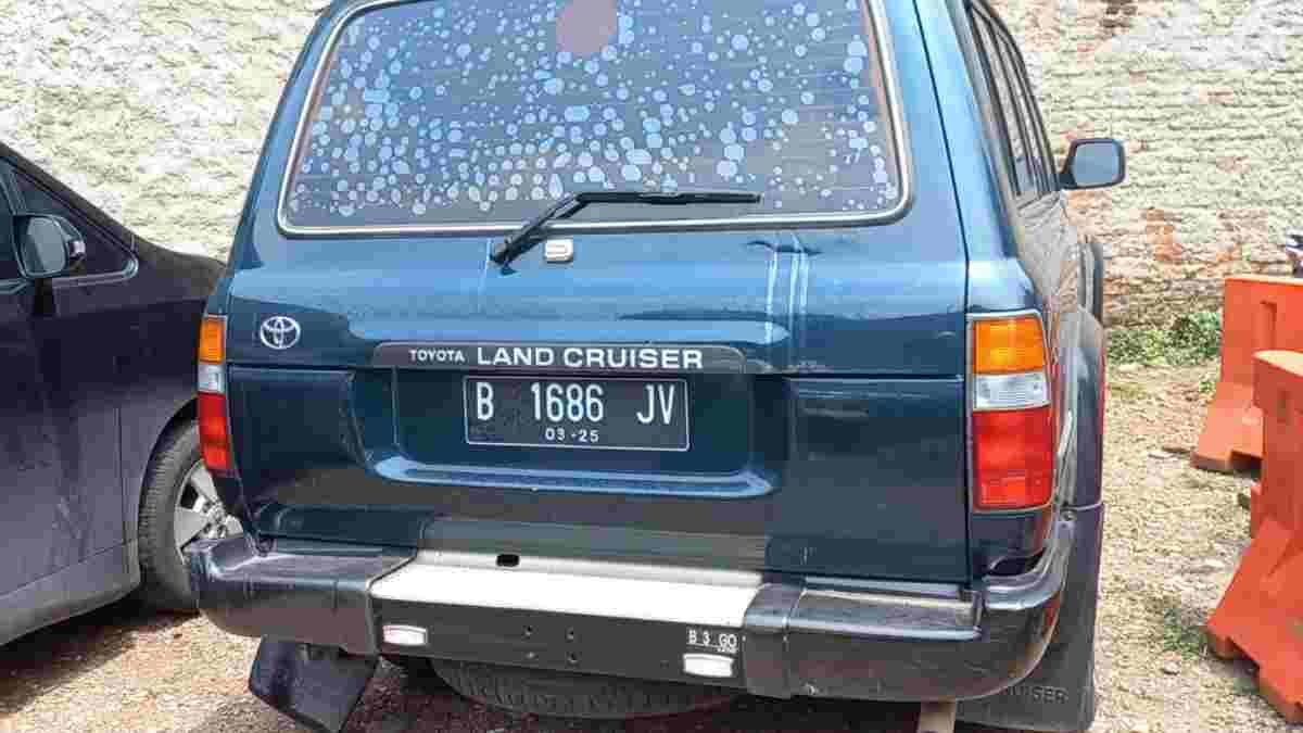 Land Cruiser Seruduk Kendaraan di Jatinangor Sumedang