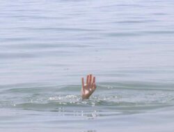 Perahu Nelayan Terbalik di Pantai Jayanti Cianjur