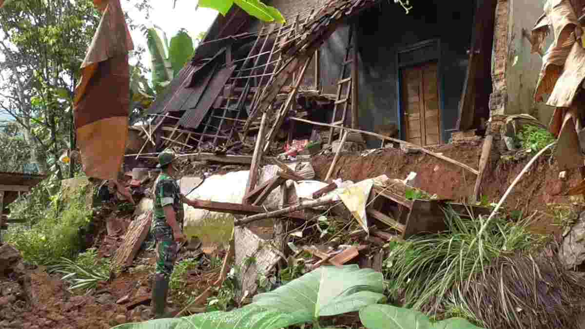 Longsor Terjang Rumah di Situraja dan Cisitu, Pohon Tumbang di Sumedang Selatan