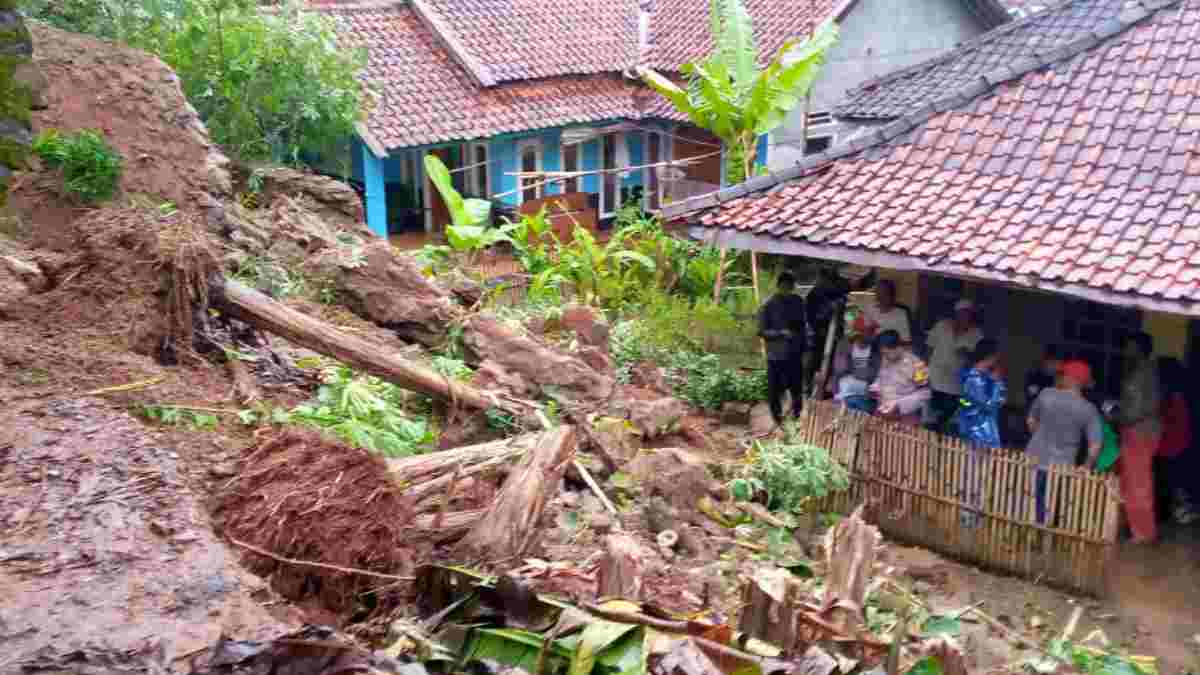 Longsor Ancam 5 Rumah di Darmaraja Sumedang