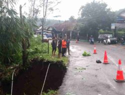 Longsor Bahu Jalan di Ganeas, Jalan Sumedang-Wado Dibuka Tutup