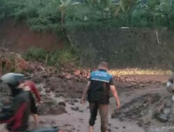 Longsor di Jalan Tebing Boma Pamulihan Sumedang