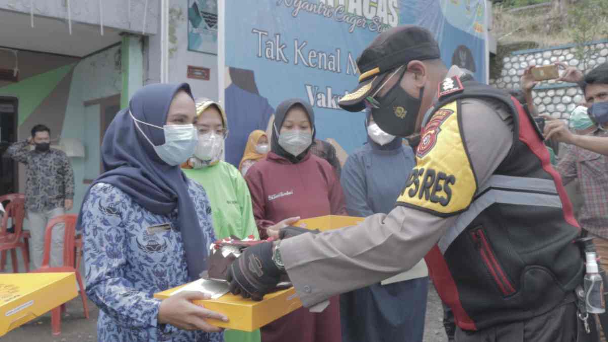 Polisi Sumedang Beri Kejutan kepada Perawat