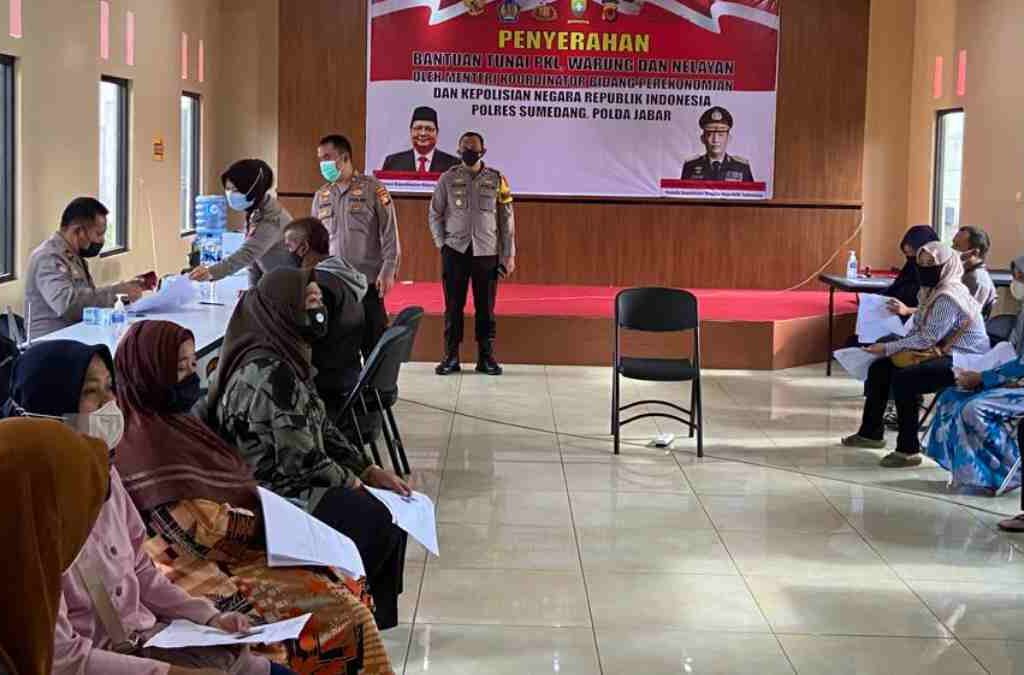 Polres Sumedang Salurkan Bantuan Modal Usaha untuk Ribuan PKL, Warung dan Nelayan