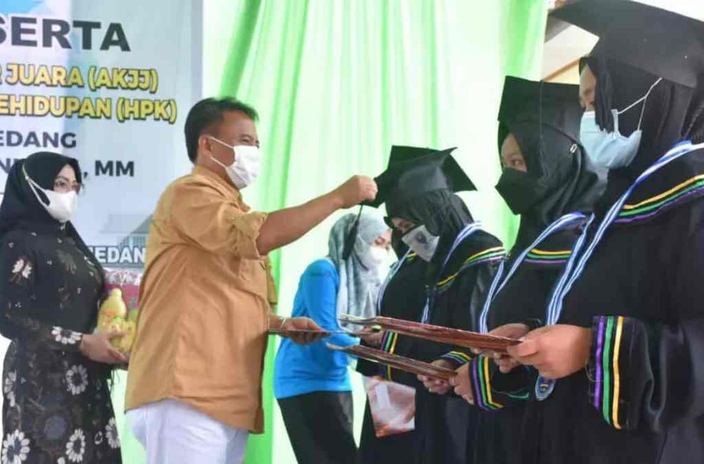 Sekda Sumedang Wisuda Puluhan Ibu Hamil AKJJ, Ini Pesannya