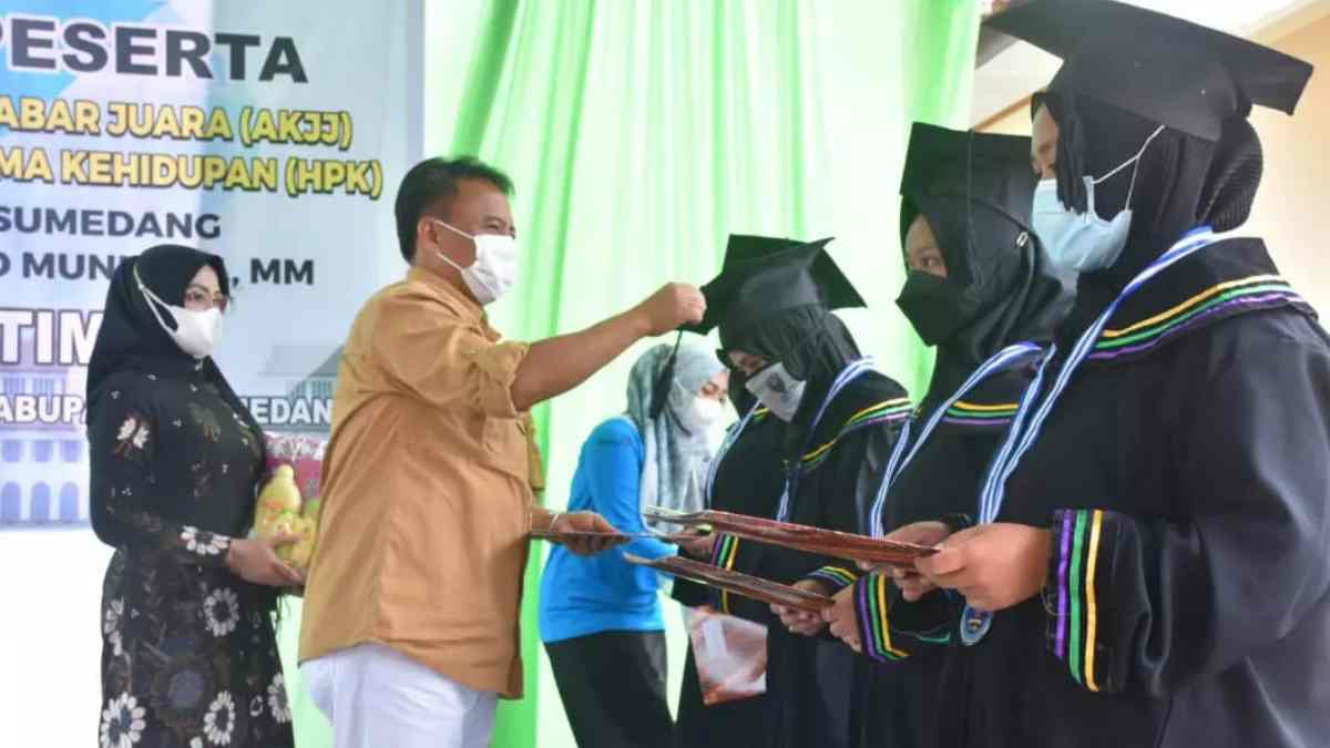 Sekda Sumedang Wisuda Puluhan Ibu Hamil AKJJ, Ini Pesannya