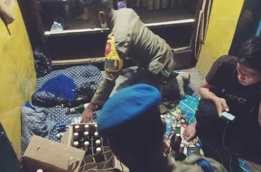 Tim Kelongwewe Amankan Ratusan Botol Miras di Sumedang