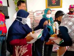 Usai Disuntik Vaksin Covid-19, Warga Sumedang Terima Sembako