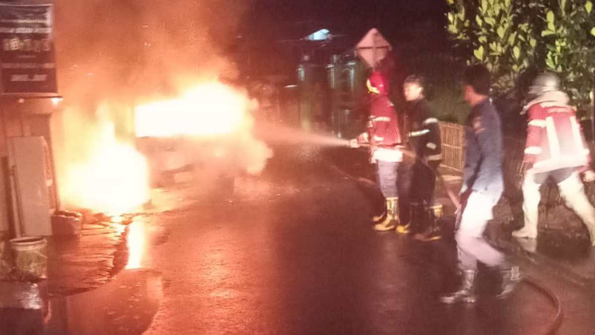 Angkot di Sumedang Utara Dibakar Orang Tak Dikenal