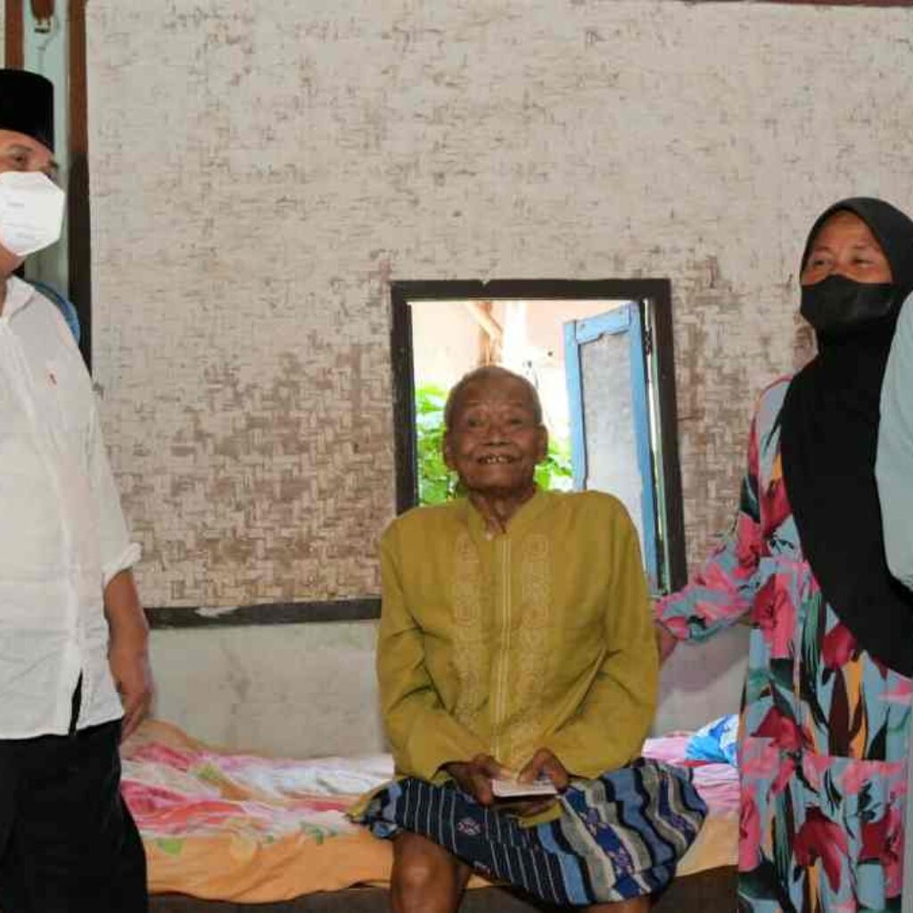 Atalia Ridwan Kamil Bagikan Rantang Cinta di Pangandaran