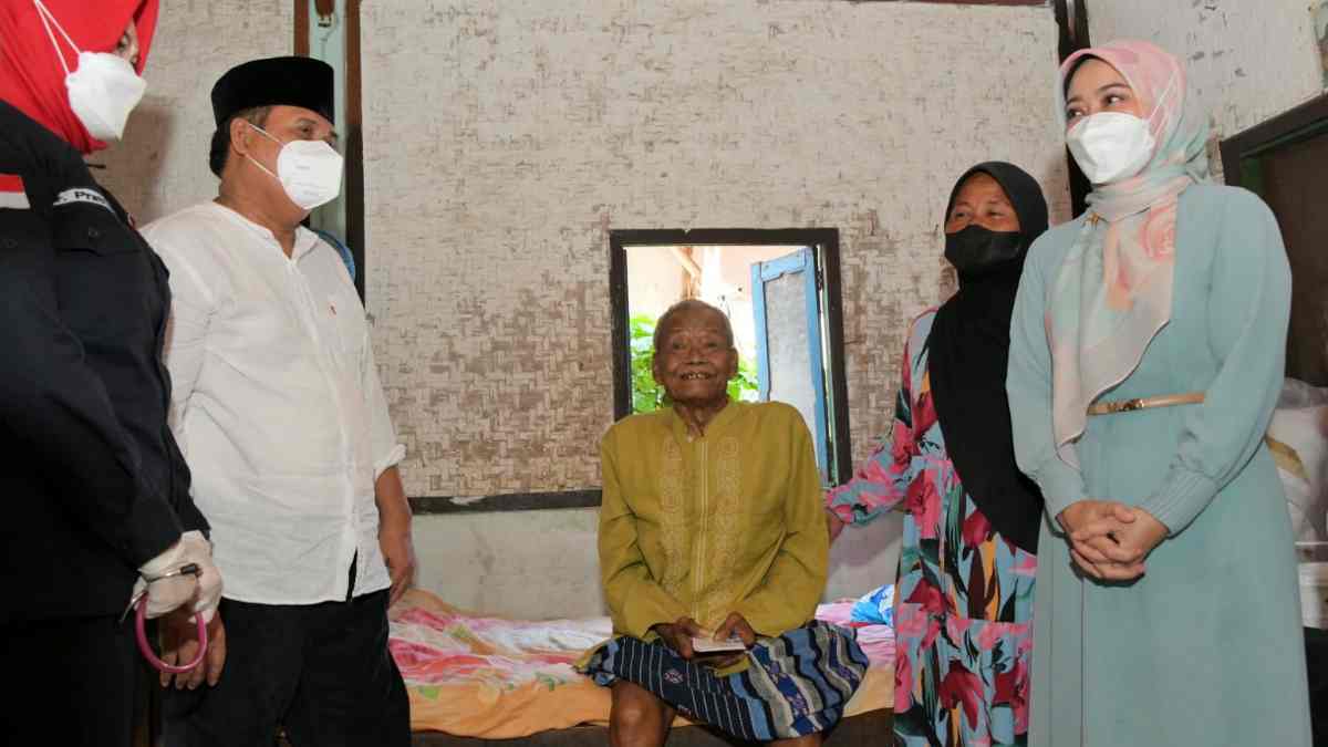 Atalia Ridwan Kamil Bagikan Rantang Cinta di Pangandaran