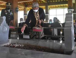 Bupati Sumedang Tabur Bunga di Makam HES di Momen HJS