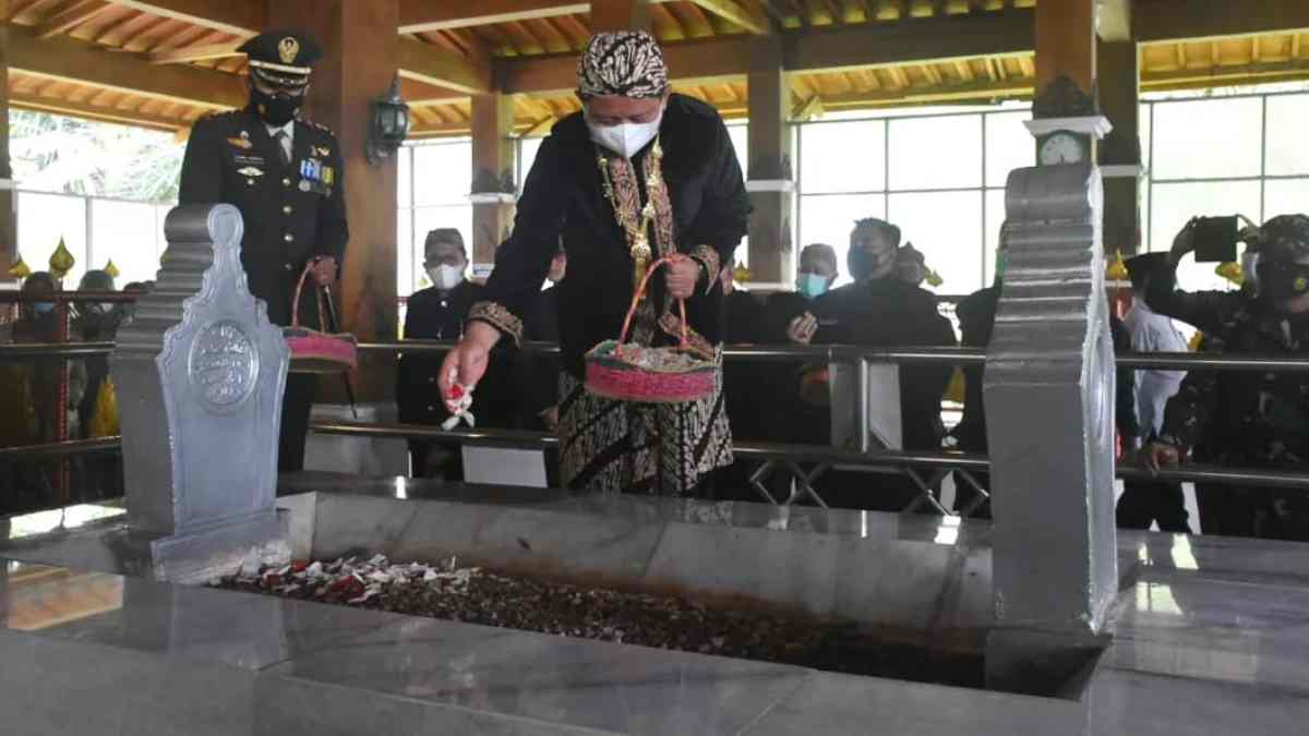 Bupati Sumedang Tabur Bunga di Makam HES di Momen HJS