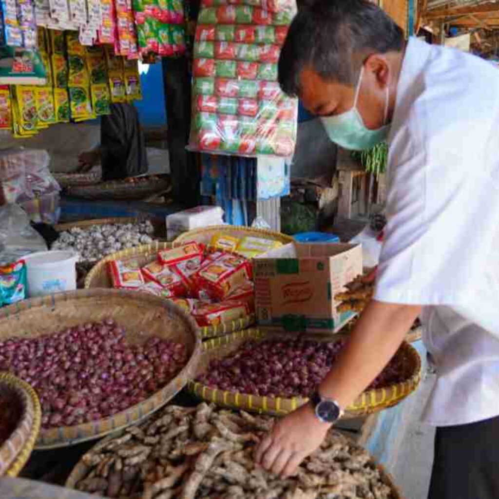 Cek Ketersediaan Pangan di Pasar Guntur Ciawitali, Bupati Garut: Harga Minyak Goreng Curah Turun