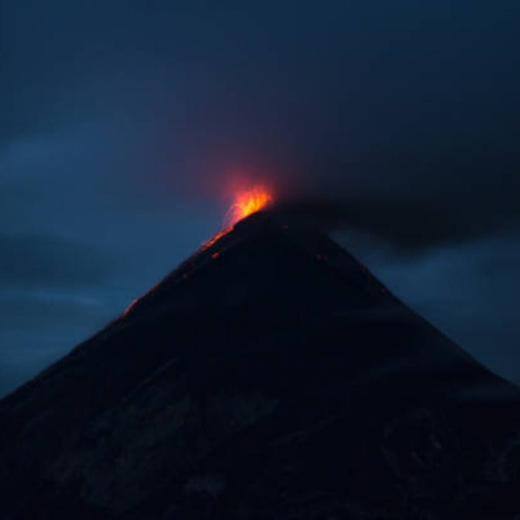Gunung Merapi 7 Kali Muntahkan Lava Pijar Sejauh 2 Km, Status Masih Siaga