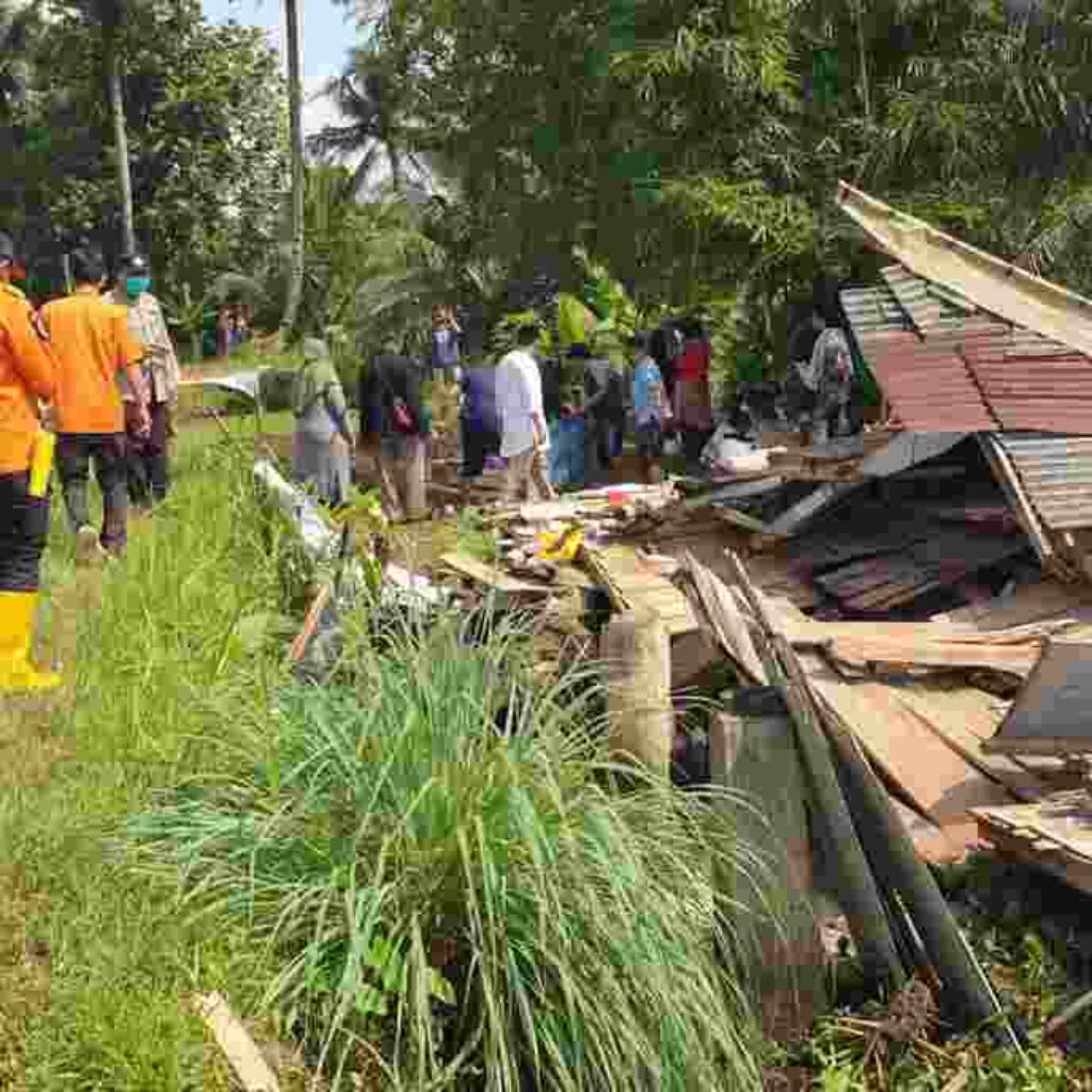 Hujan Deras Robohkan Rumah di Tasikmalaya, Personel Gabungan Bereskan Puing-puing