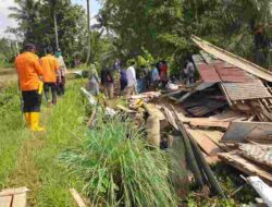 Hujan Deras Robohkan Rumah di Tasikmalaya, Personel Gabungan Bereskan Puing-puing