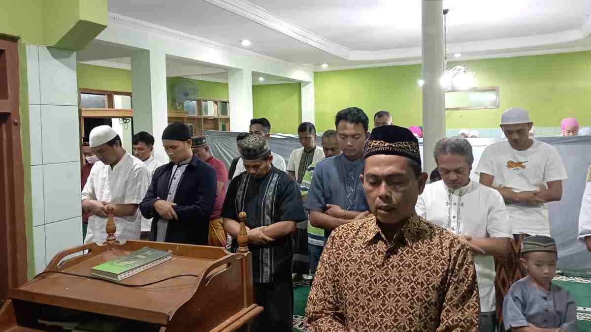 Hujan Tak Surutkan Niat Warga Sumedang untuk Salat Tarawih Berjemaah di Masjid