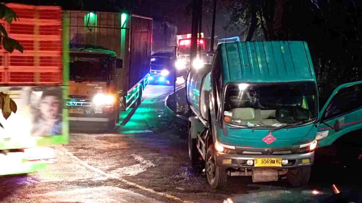 Jalan Cirebon-Bandung Macet di Ciherang Sumedang