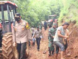 Jalan Penghubung Desa di Pamulihan Sumedang Nyaris Terputus