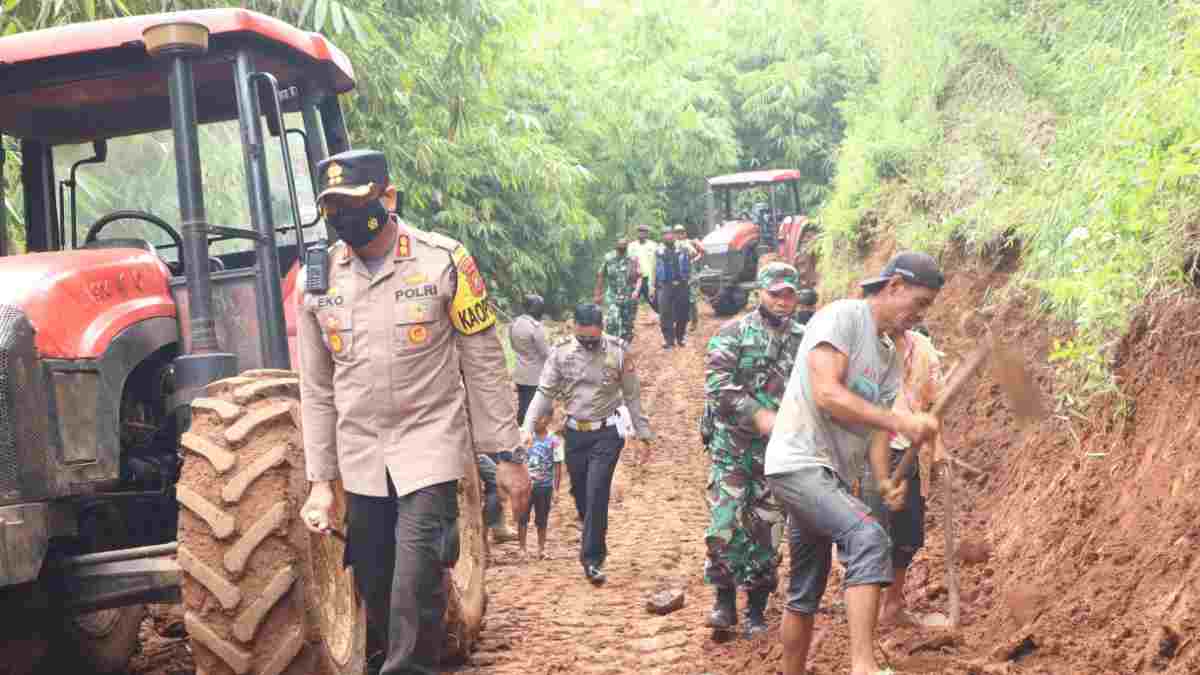 Jalan Penghubung Desa di Pamulihan Sumedang Nyaris Terputus