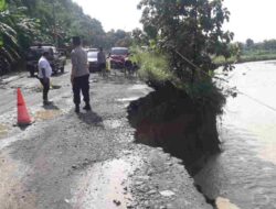 Jalan Penghubung Tomo-Jatigede Nyaris Putus Tergerus Longsor