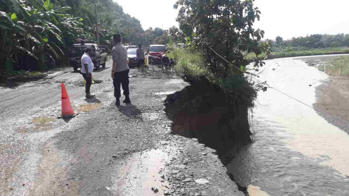 Jalan Penghubung Tomo-Jatigede Nyaris Putus Tergerus Longsor