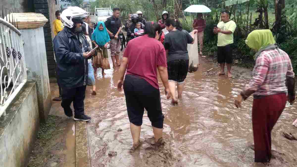 Jalan Rusak Penghubung Desa Raharja-Gunung Manik, Ini Penjelasan Pemkab Sumedang