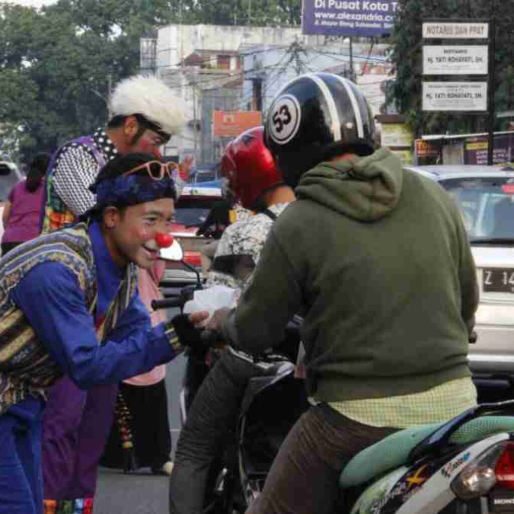 Lintas Komunitas di Tasikmalaya Berbagi Takjil kepada Pengguna Jalan