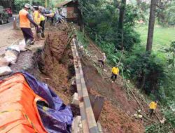 Longsor Cigendel Sumedang Ganggu Arus Lalu Lintas Pemudik