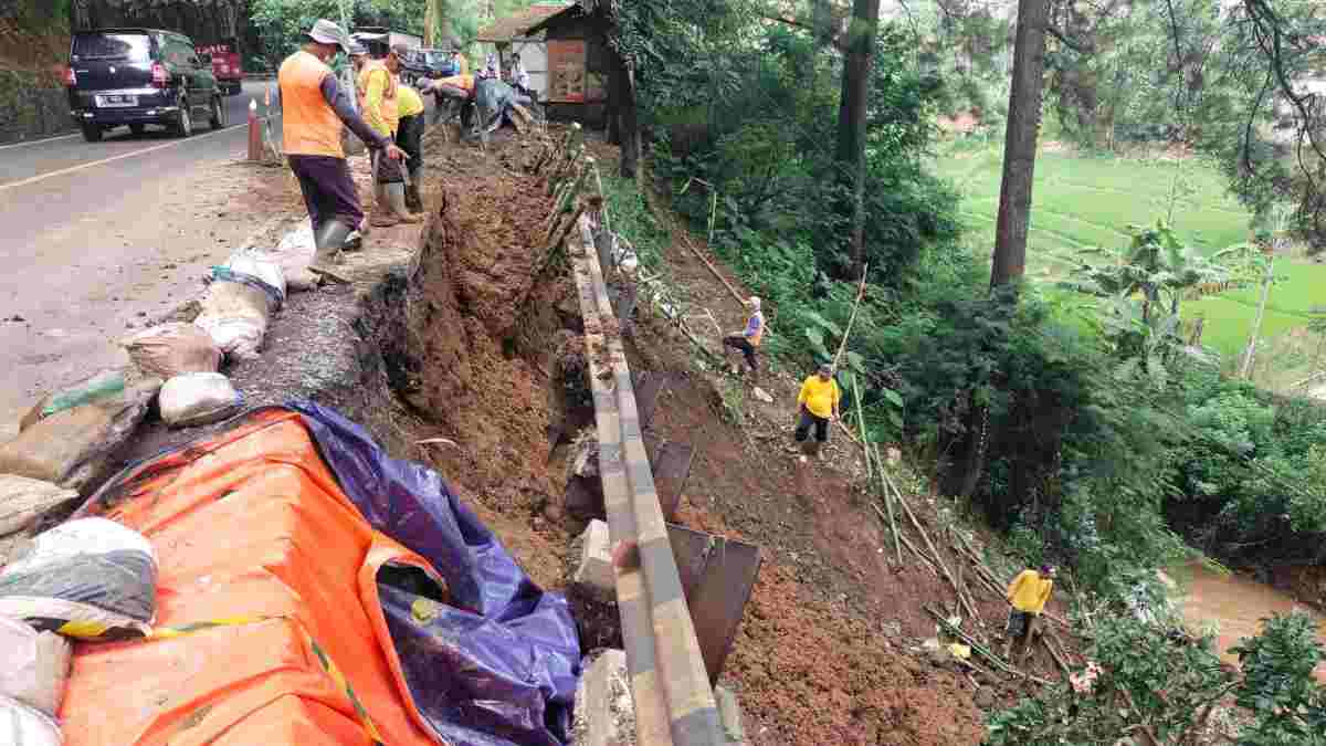 Longsor Cigendel Sumedang Ganggu Arus Lalu Lintas Pemudik