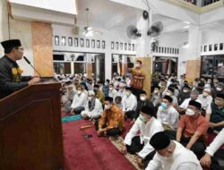 Lulusan English for Ulama Jadi Khatib Salat Tarawih Berjemaah di Depok
