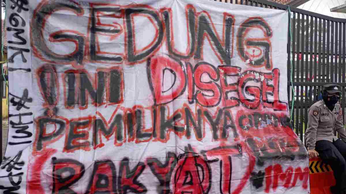 Ratusan Mahasiswa Segel Kantor DPRD Sumedang