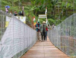 Resmikan Jembatan di Cililin, Ridwan Kamil Apresiasi Peran Komuntas Beri Solusi Bagi Warga