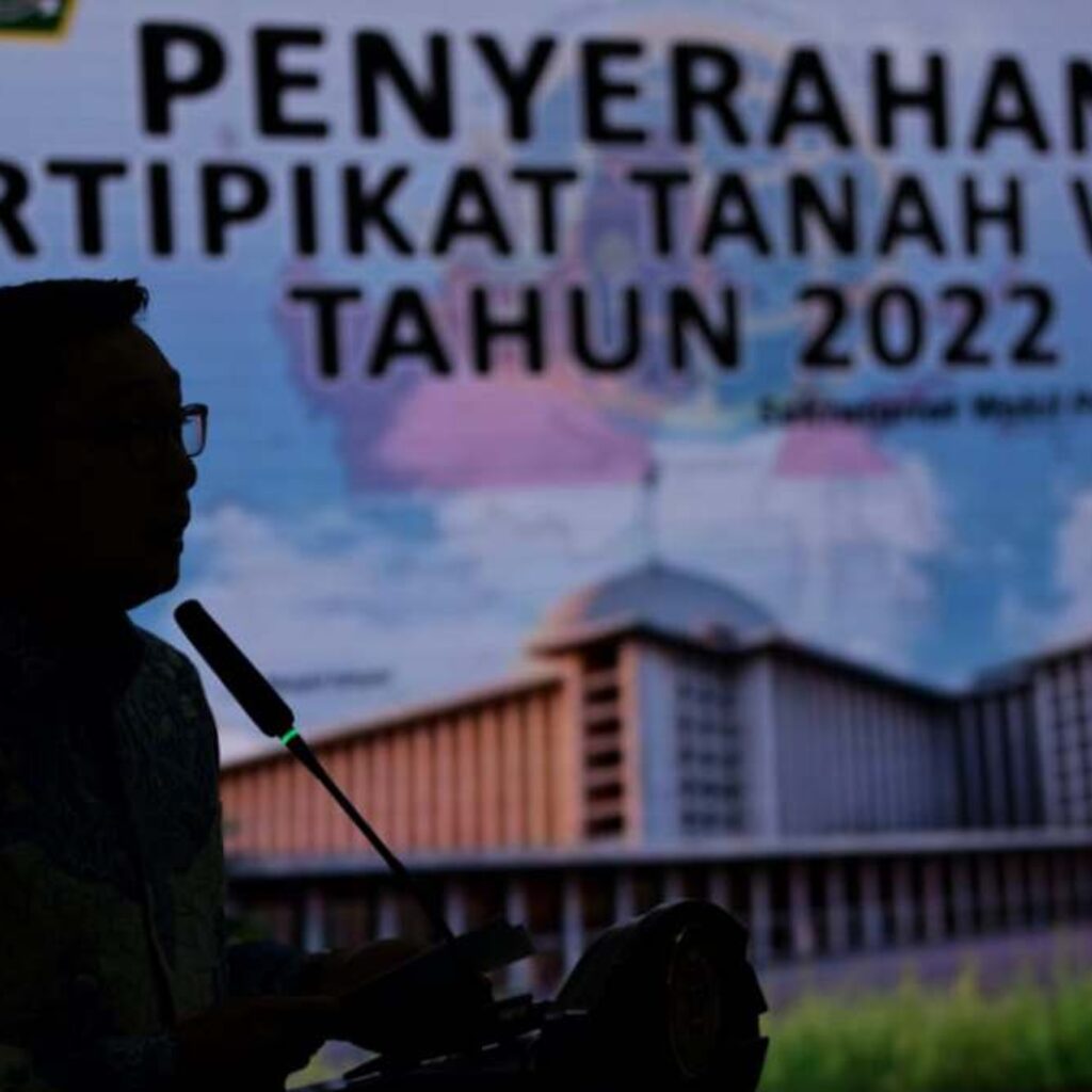 Ridwan Kamil Serahkan 502 Sertifikat Tanah Wakaf untuk Masyarakat