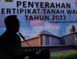 Ridwan Kamil Serahkan 502 Sertifikat Tanah Wakaf untuk Warga