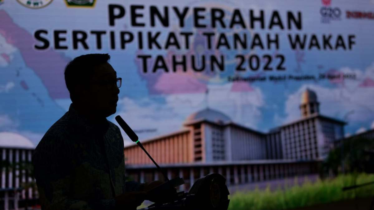 Ridwan Kamil Serahkan 502 Sertifikat Tanah Wakaf untuk Masyarakat