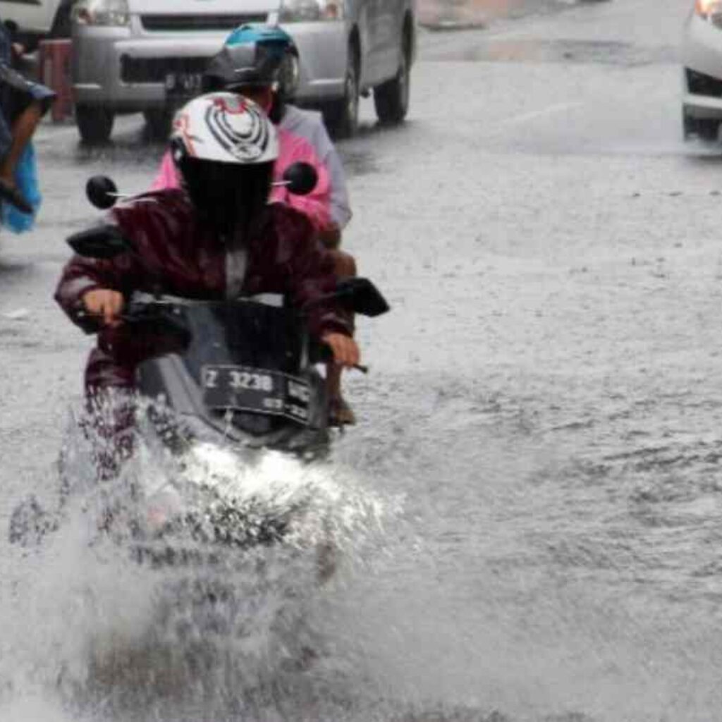 Ruas Jalan di Kota Tasikmalaya Langganan Banjir Cileuncang