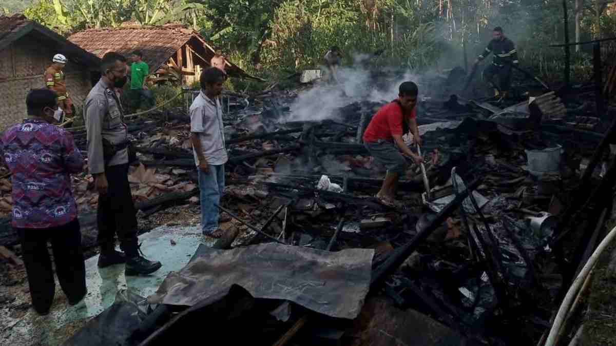 Rumah Warga Cimanggung Sumedang Ludes Terbakar