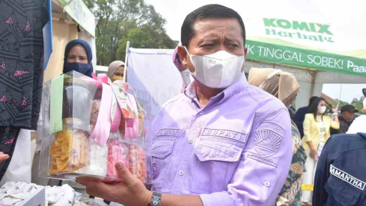 Sukron, Bazar Murah untuk Warga Sumedang