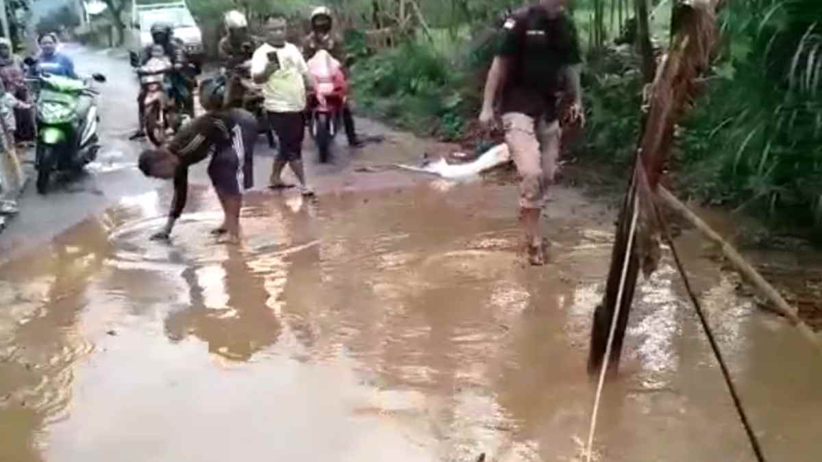 Sumedang Melesat, Warga Tanam Pohon Pisang di Jalan Rusak